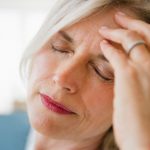 ¿Por qué da migraña durante la menopausia?